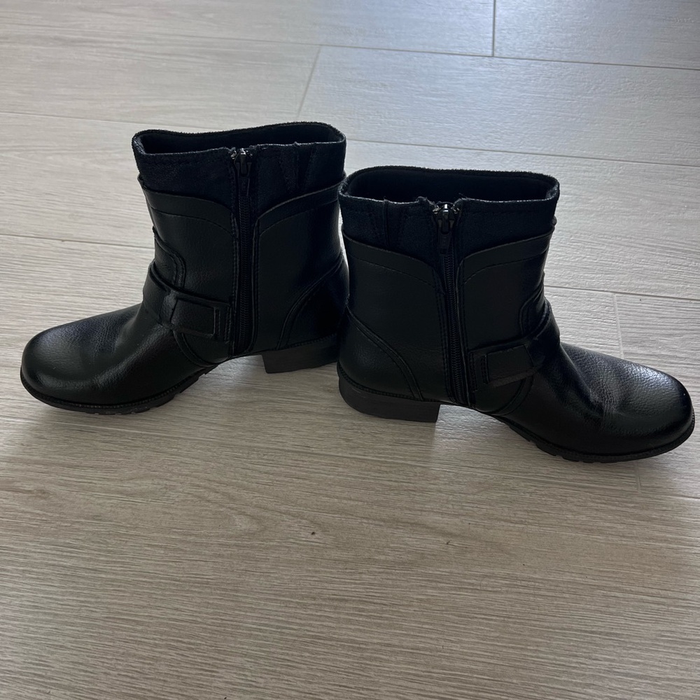 Clarks soft cushion ankle boots. Size 7M. Black - Picture 3 of 10